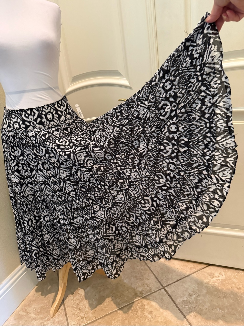 Jones New York black and white ikat pattern tiered maxi skirt